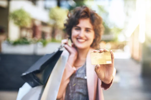Seni zaman ve zahmetten kurtarır. Alışveriş yaparken kredi kartını tutan bir kadının fotoğrafı.. — Stok fotoğraf