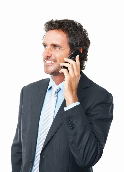 Handygespräche. Schöner reifer Geschäftsmann spricht auf Handy vor weißem Hintergrund. — Stockfoto