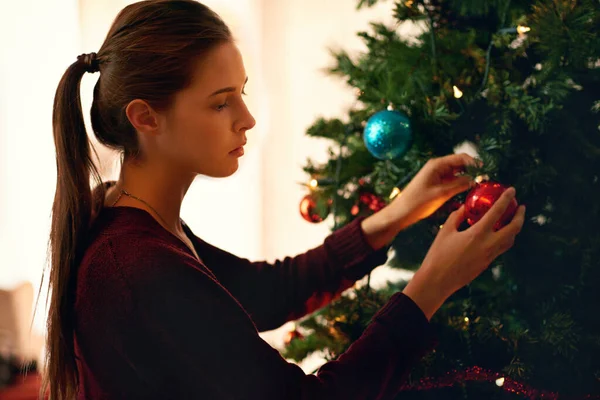 Dek de gangen. Shot van een aantrekkelijke jonge vrouw versieren een kerstboom. — Stockfoto