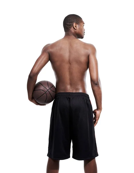 Buscando a la competencia. Vista trasera de un jugador de baloncesto de pie sin camisa en el estudio. — Foto de Stock