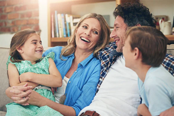 O tempo é a coisa mais valiosa para gastar em família. Tiro de uma família feliz relaxando no sofá juntos em casa. — Fotografia de Stock