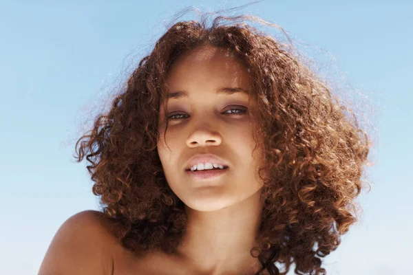 Olhos desejáveis. Retrato de close-up de uma mulher afro-americana atraente. — Fotografia de Stock