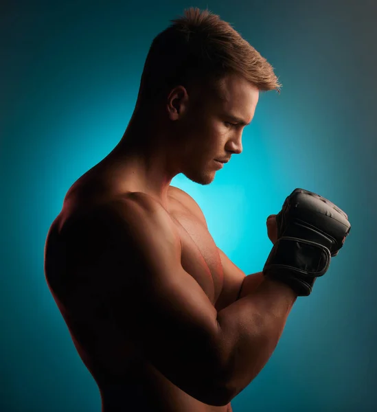 Vamos a empezar esta pelea. Fotografía de un guapo joven boxeador parado solo y posando sobre un fondo azul en el estudio. —  Fotos de Stock