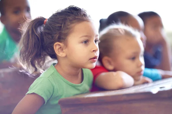 Mentes jóvenes ansiosas en el trabajo. Lindos niños en edad preescolar sentados en un aula juntos. —  Fotos de Stock