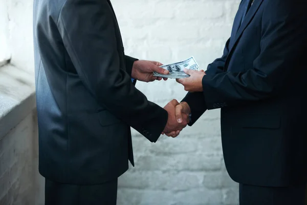 Foi bom fazer negócios contigo. Dois empresários corporativos apertando as mãos e fazendo um acordo financeiro. — Fotografia de Stock