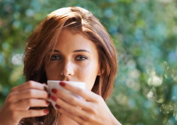 Varm sommerkaffe. Portrett av en attraktiv ung kvinne som slapper av utendørs med en kopp kaffe. – stockfoto