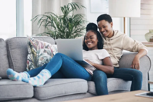 Nichts sagt mehr über Romantik aus als ein gemütliches Wochenende zu Hause. Aufnahme eines jungen Paares mit einem Laptop beim Entspannen auf dem heimischen Sofa. — Stockfoto