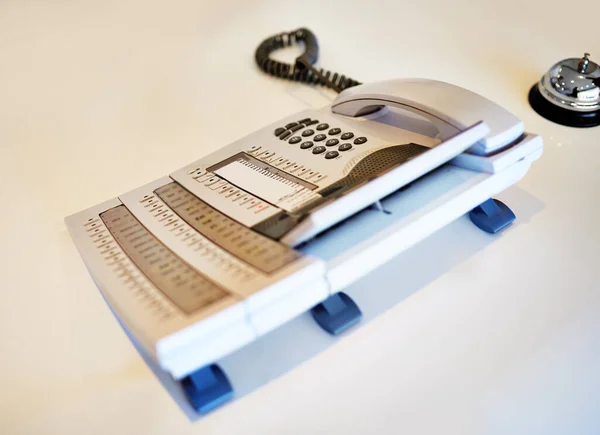 Responde a esa llamada... Tiro de un teléfono centralita. —  Fotos de Stock