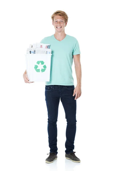 让我们循环利用。一个友善的红头发年轻人拿着一个装满报纸的回收箱. — 图库照片