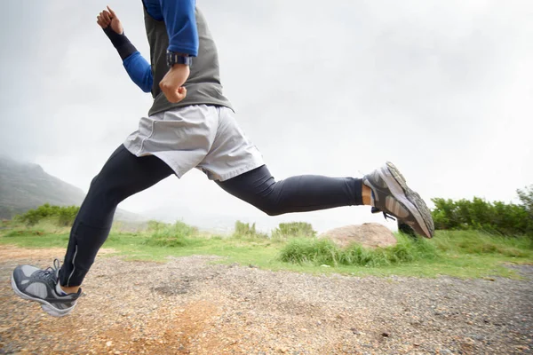 Genieten van een jog in de frisse winterlucht. Een jongeman die buiten rent. — Stockfoto