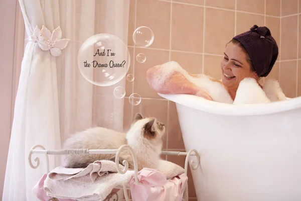 Espero que no puedas leer mi mente. Una mujer sentada en una bañera mirando amorosamente a su gato que tiene una burbuja en el habla sobre su cabeza. — Foto de Stock