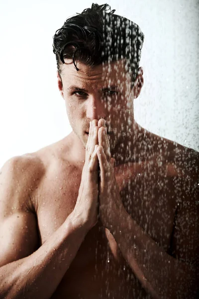 Reinigung seines Körpers und seines Geistes. Schuss eines gutaussehenden Mannes unter der Dusche. — Stockfoto