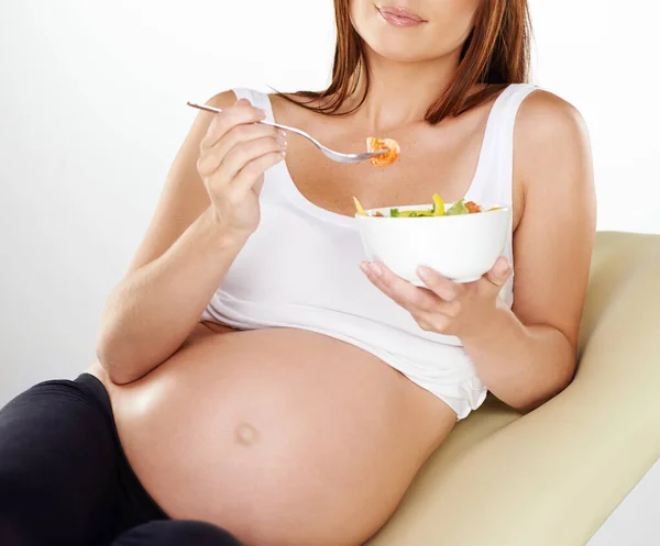 Δίνοντας στο μωρό μου μια υγιή αρχή. Καλλιεργημένη λήψη μιας εγκύου που τρώει μια υγιεινή σαλάτα.. — Φωτογραφία Αρχείου