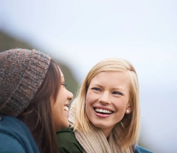 Momenti preziosi con la mia migliore amica. Due giovani donne sedute insieme fuori. — Foto Stock