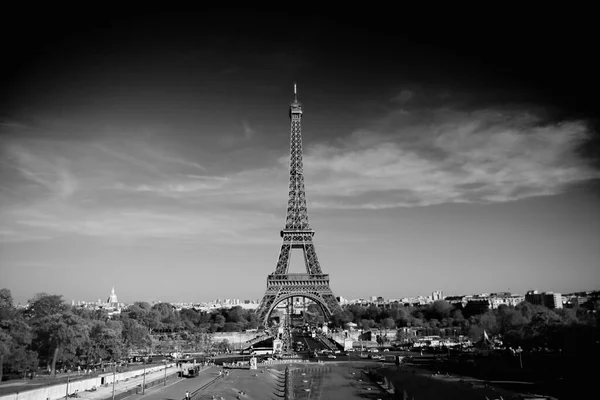Париж завжди є доброю ідеєю. Чорно - біле зображення Ейфелевої вежі.. — стокове фото