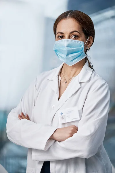 Desempeñar un papel esencial para una respuesta eficaz a la pandemia. Retrato de un médico con máscara facial en un hospital. — Foto de Stock