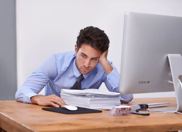 Trabaja bajándote. Un disparo de un trabajador de oficina cansado sentado en su escritorio. — Foto de Stock