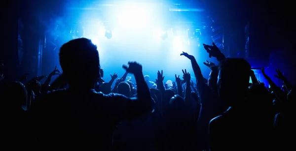 Una folla di persone che guardano una band suonare sul palco di un nightclub. Questo concerto è stato creato per il solo scopo di questo servizio fotografico, con 300 modelli e 3 band dal vivo. Tutte le persone in questo servizio sono — Foto Stock