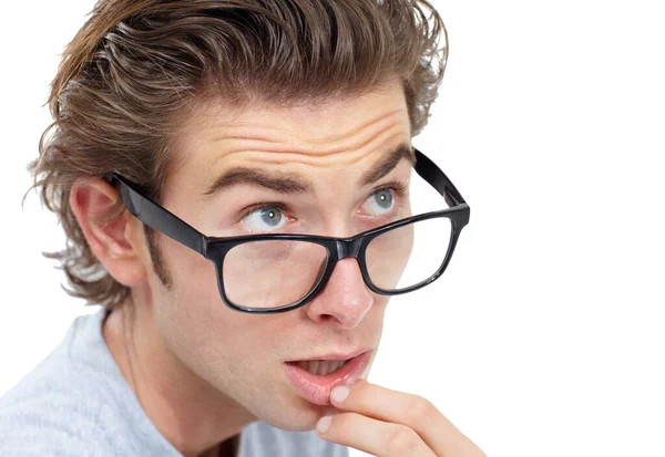 Nachdenklich. Junger Mann mit Brille an der Lippe und nachdenklichem Blick. — Stockfoto