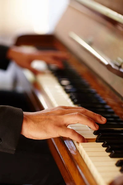 Zeigt meisterliches Können. Nahaufnahme der Hände eines Mannes, der Klavier spielt. — Stockfoto