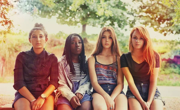 Ők voltak a függetlenség és a hozzáállás generációja. Négy fiatal lány komoly arccal néz a kamerába.. — Stock Fotó