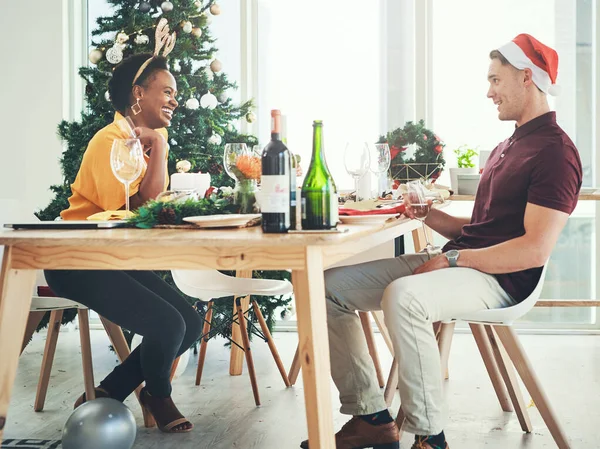 Bu arada harika bir dekorasyon yapmışsın. Neşeli genç bir çiftin Noel 'de evde sohbet ederken tam boy görüntüsü.. — Stok fotoğraf
