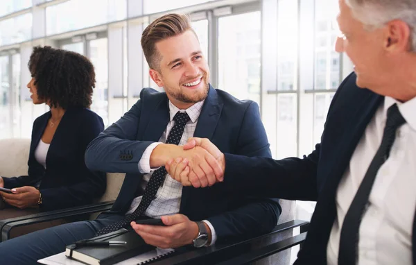 Halo Its senang bertemu dengan Anda. Seorang pengusaha muda yang tampan berjabat tangan dengan seorang rekan ketika sedang mengantri di kantor. — Stok Foto