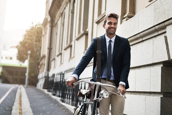 Está na hora de ir trabalhar. Tiro de um belo jovem empresário empurrando sua bicicleta ao fazer o seu caminho para o trabalho pela manhã. — Fotografia de Stock