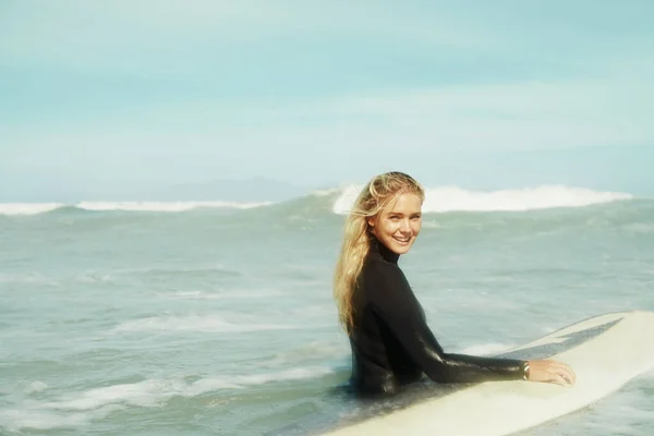 Hullámokat verni. Egy női szörfös az óceánban.. — Stock Fotó