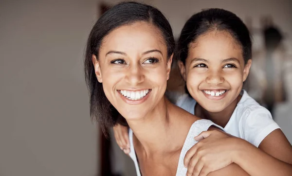 Liv inget utan kärlek till familjen. Skjuten av en mor och hennes lilla dotter förenas hemma. — Stockfoto