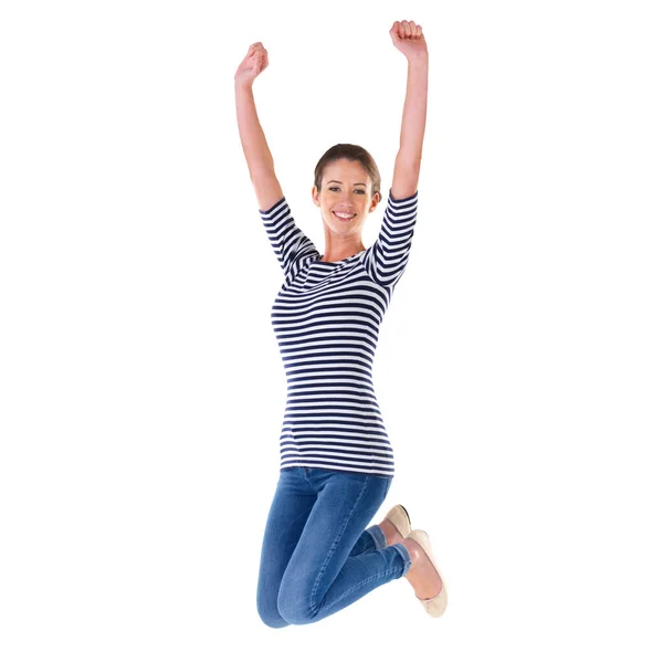 Прыгаю от радости. Студийный снимок экстатичной молодой женщины, прыгающей в воздух изолированной на белом. — стоковое фото