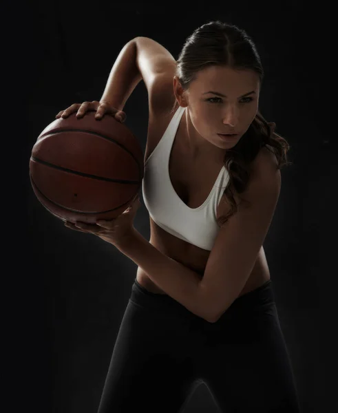 Wollen spielen - Sportliche Frauen. Ausgeschnittene Ansicht einer jungen Frau in Sportkleidung, die einen Basketball hält. — Stockfoto