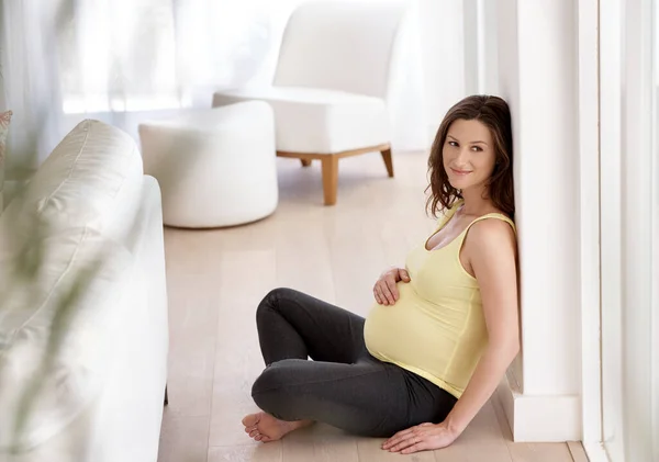 Henüz tanışmadığım bir çocuğa âşığım. Oturma odasında yerde oturan hamile bir kadının fotoğrafı.. — Stok fotoğraf