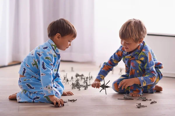 La oss fly vekk. Skutt av to brødre som lekte sammen på soverommet. – stockfoto