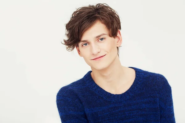 Tiene esa mirada de cara fresca. Retrato de un joven de cara fresca sonriéndote en el estudio. —  Fotos de Stock