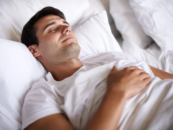 Noches saludables dormir marca la diferencia. Un disparo de un joven durmiendo en la cama. — Foto de Stock