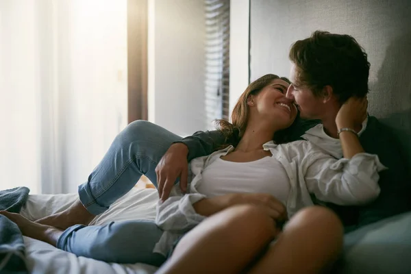 Nada é melhor do que voltar para casa com braços amorosos. Corte tiro de um jovem casal amoroso passar o dia juntos em casa. — Fotografia de Stock