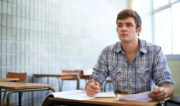 Poświęcony jego edukacji. Strzał młodego studenta studiującego w klasie. — Zdjęcie stockowe