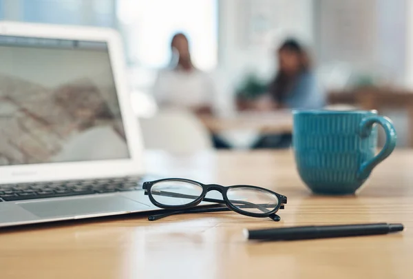 Breng je visie in actie. Close-up shot van brillen en een laptop op een tafel in een kantoor. — Stockfoto