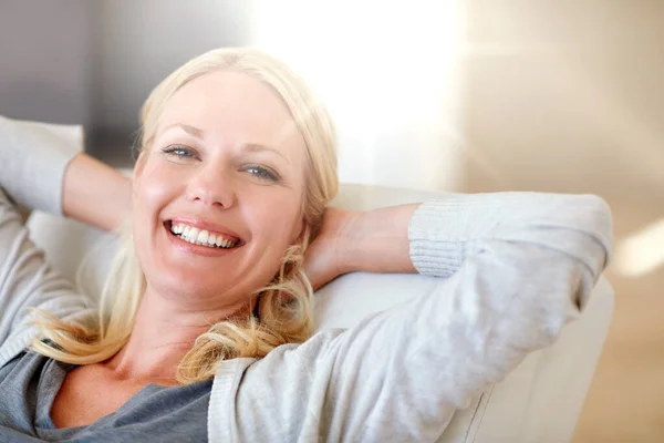 Adoro um dia de folga. Retrato de uma mulher relaxando em casa. — Fotografia de Stock