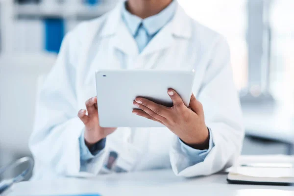 A tecnologia é uma ferramenta vital neste laboratório. Foto de perto de um cientista irreconhecível usando um tablet digital em um laboratório. — Fotografia de Stock