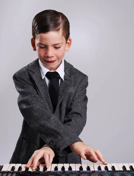 É um virtuoso. Estúdio tiro de um jovem músico vestido com um terno. — Fotografia de Stock