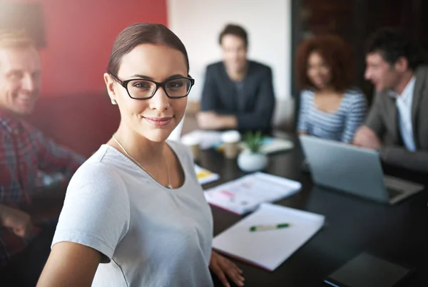 Questa sala riunioni e 'dove inizia il successo. Ritratto di un giovane impiegato in un incontro con colleghi sullo sfondo. — Foto Stock