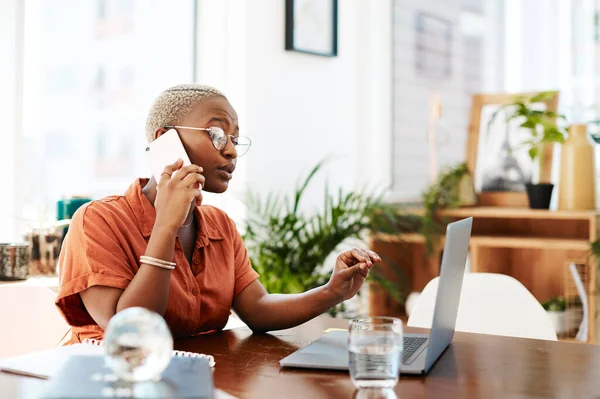 Als je nu hard werkt, zul je later succes oogsten. Shot van een jonge zakenvrouw praten op een mobiele telefoon tijdens het werken op een laptop in een kantoor. — Stockfoto