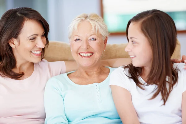 Una abuela orgullosa. Una abuela feliz sentada con su hija y nieta sonriendo ampliamente. —  Fotos de Stock