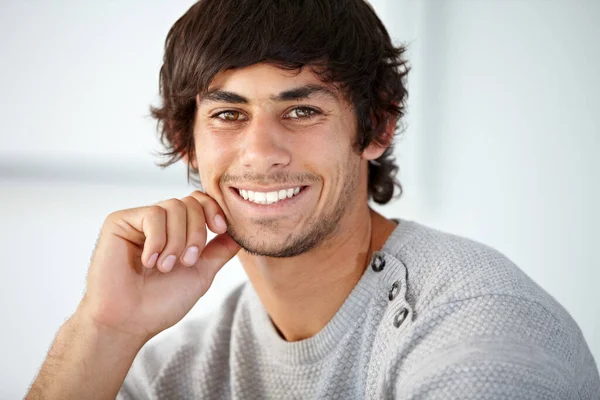 Having a good day at work. Handsome young man smiling while against a white background - copyspace. — Stock Photo, Image
