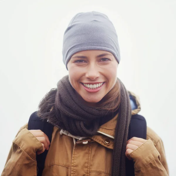 Imádok túrázni. Szoros portré egy vonzó fiatal nőről, aki egy borús napon túrázik.. — Stock Fotó