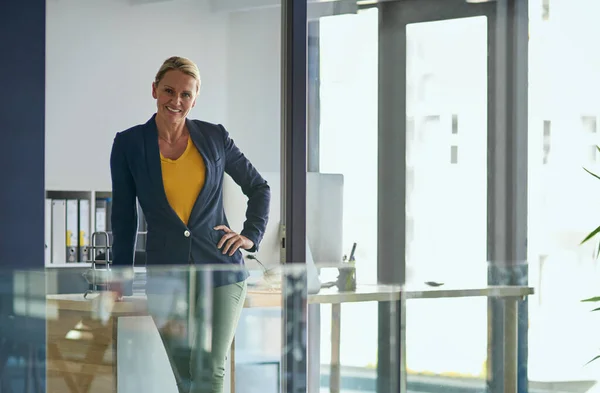 Dediquei a minha paixão à construção deste negócio. Retrato de uma mulher de negócios madura em pé em um escritório. — Fotografia de Stock