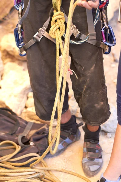 Να σε χώσουν μέσα. Τραβηγμένο πλάνο ενός νεαρού ορειβάτη να στέκεται και να προσαρμόζει τα λουριά του.. — Φωτογραφία Αρχείου