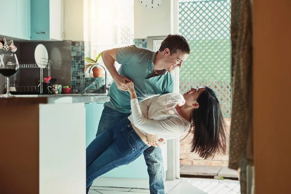 Mi fa ancora perdere i piedi. Girato di una giovane coppia amorevole che balla in cucina. — Foto Stock